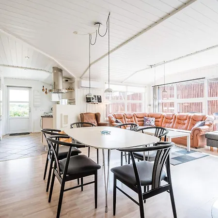 6 Person In Henne Semesterbostad *